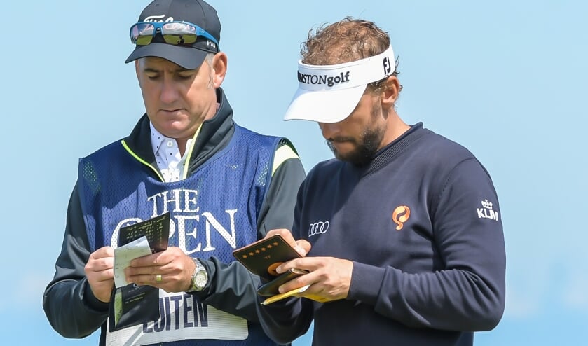 Joost Luiten overlegt op Royal Portrush met caddie John Dempster. De samenwerking stopte na The Open.
