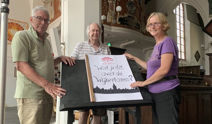 René Muetstege en Ria van Roon van Museum Kennemerland overhandigen het Jumboboek aan Bert Kisjes (midden.)