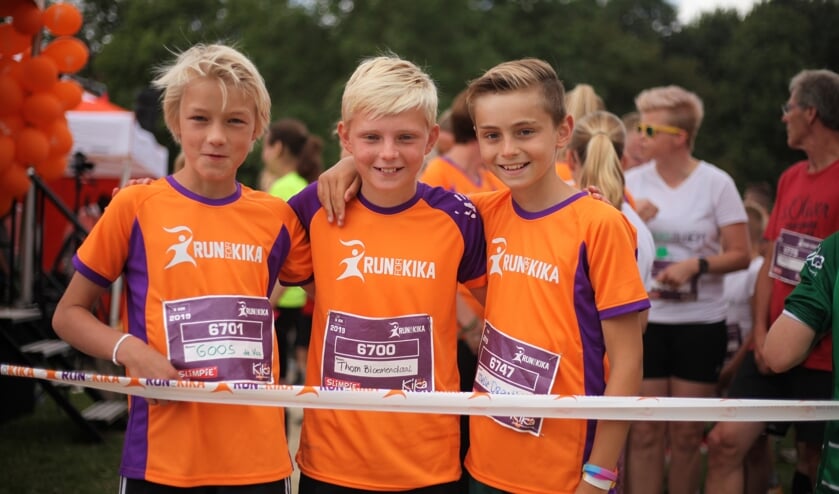 Glunderende kindertjes aan de start.