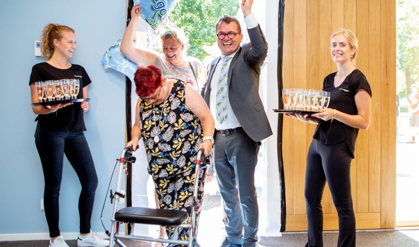 Wethouder John Does (tweede van rechts) viert feest met de mensen van Esdégé-Reigersdaal.
