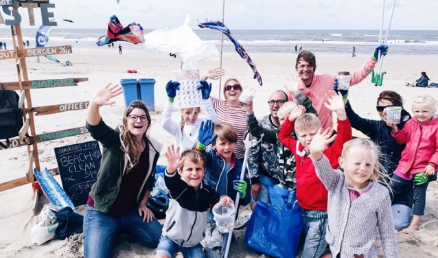 Kinderen en hun ouders verzamelen spelenderwijs zwerfafval op de Noord-Hollandse stranden.