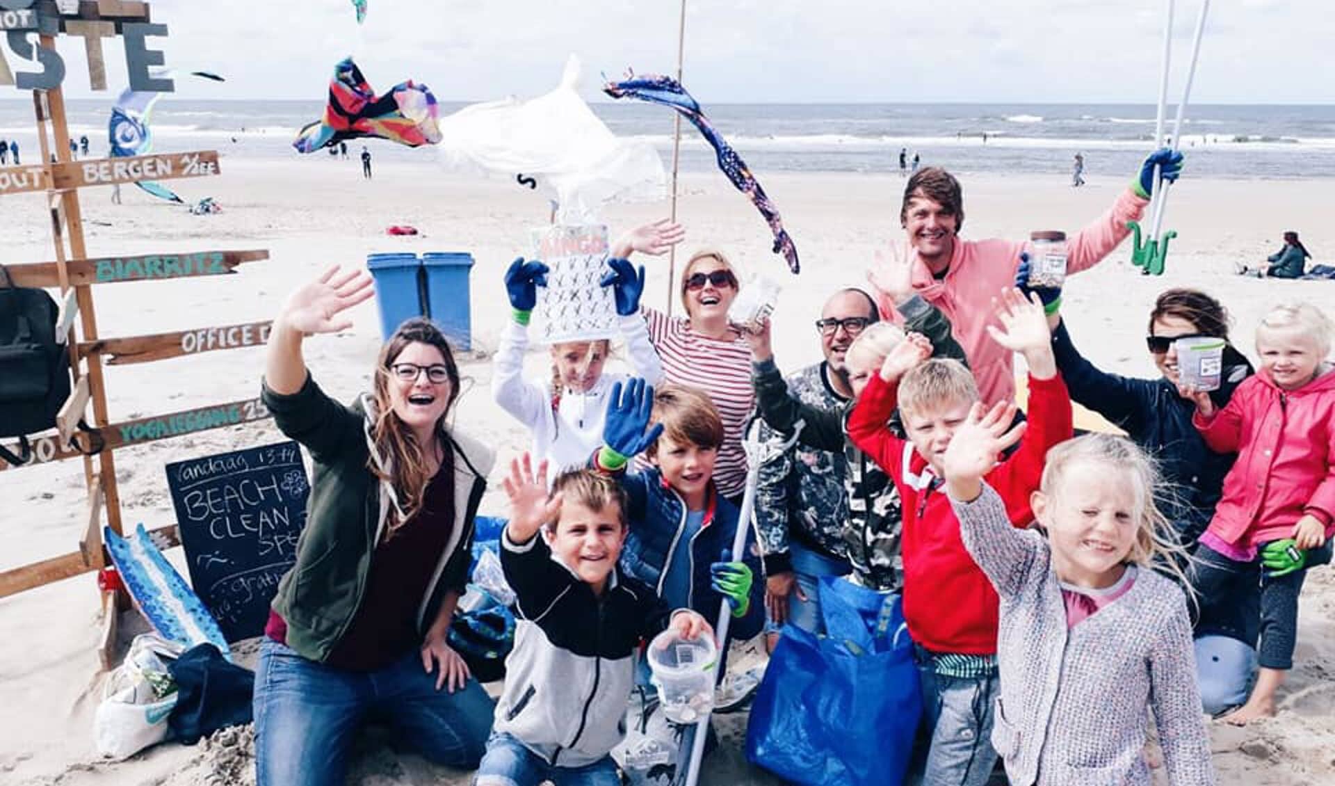 Kinderen en hun ouders verzamelen spelenderwijs zwerfafval op de Noord-Hollandse stranden.