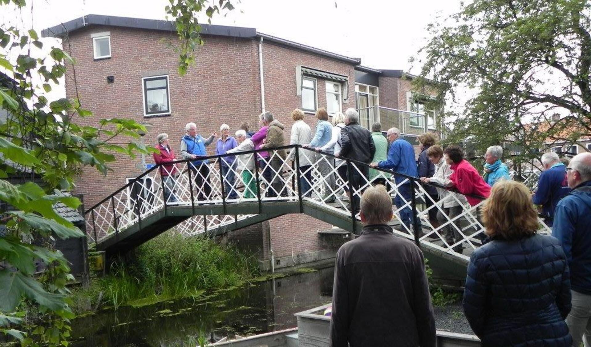 Wandel mee over de karakteristieke bruggetjes van Noord-Scharwoude.