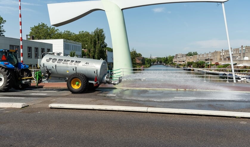 Ook de Kooimanbrug wordt dagelijks meerdere keren besproeid.