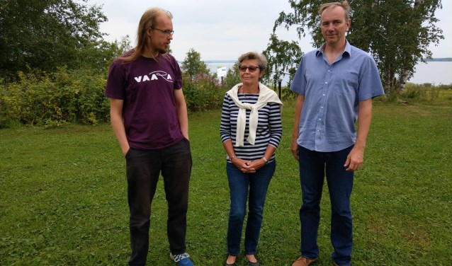 Finse producent van G-Voima, Kajaani Theater), Pirjo Nuottimäki (initiatiefneemster Cajanus gaat naar Finland) en Michel Poels (Cajanus, producent Zangstudio Haarlem). Hier staan ze op het terrein van het Eino Leino Huis, een museum over de dichter Eino Leino. Op het terrein waar we staan wordt een houten podium gebouwd in de vorm van een amfitheater. Op dit moment wordt daar de orkestbak uitgegraven.
