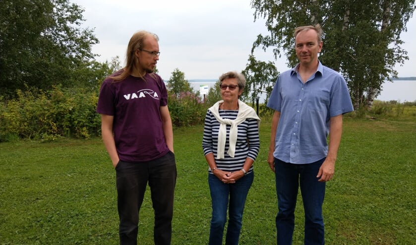 Finse producent van G-Voima, Kajaani Theater), Pirjo Nuottimäki (initiatiefneemster Cajanus gaat naar Finland) en Michel Poels (Cajanus, producent Zangstudio Haarlem). Hier staan ze op het terrein van het Eino Leino Huis, een museum over de dichter Eino Leino. Op het terrein waar we staan wordt een houten podium gebouwd in de vorm van een amfitheater. Op dit moment wordt daar de orkestbak uitgegraven.