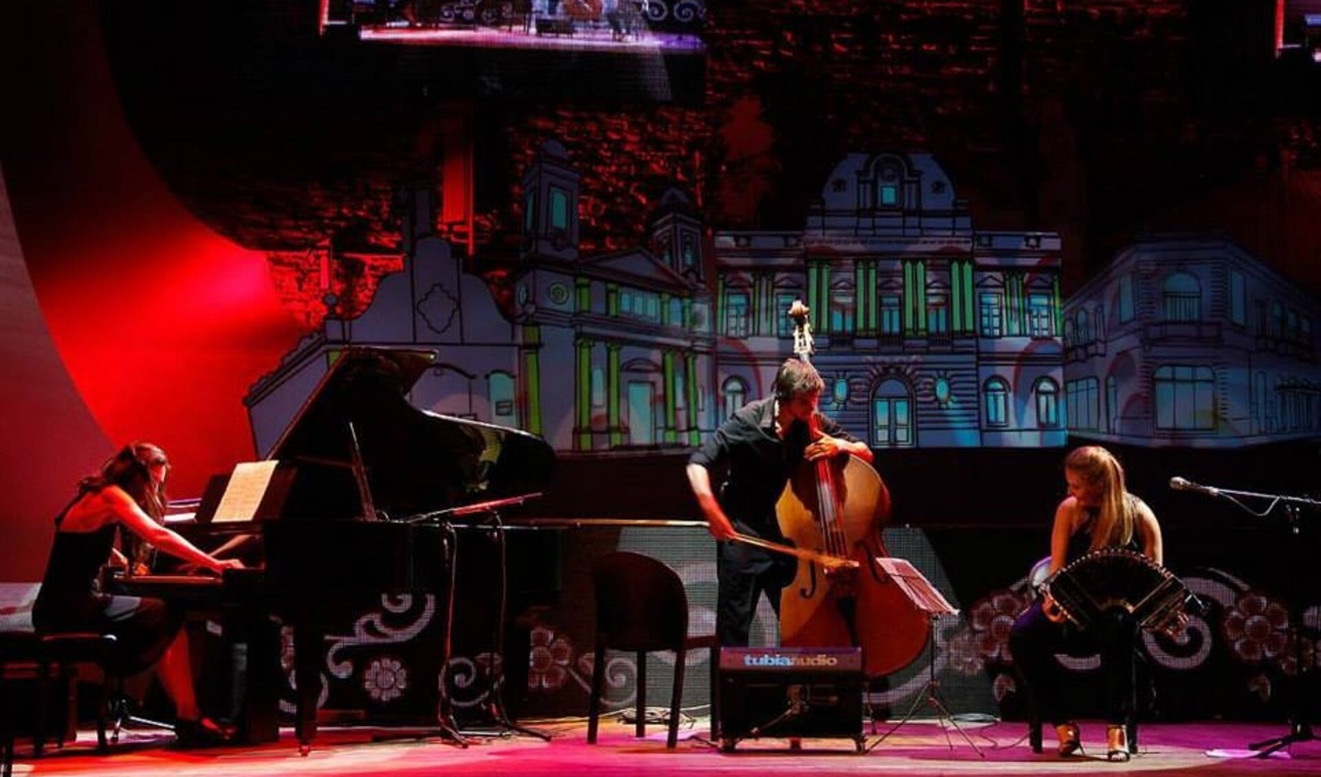 Het Roffa Tango Trio uit Rotterdam staat op het podium op de C.F. Zeilerboulevard.