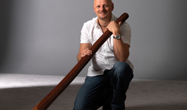 Niels de Lang met een didgeridoo.