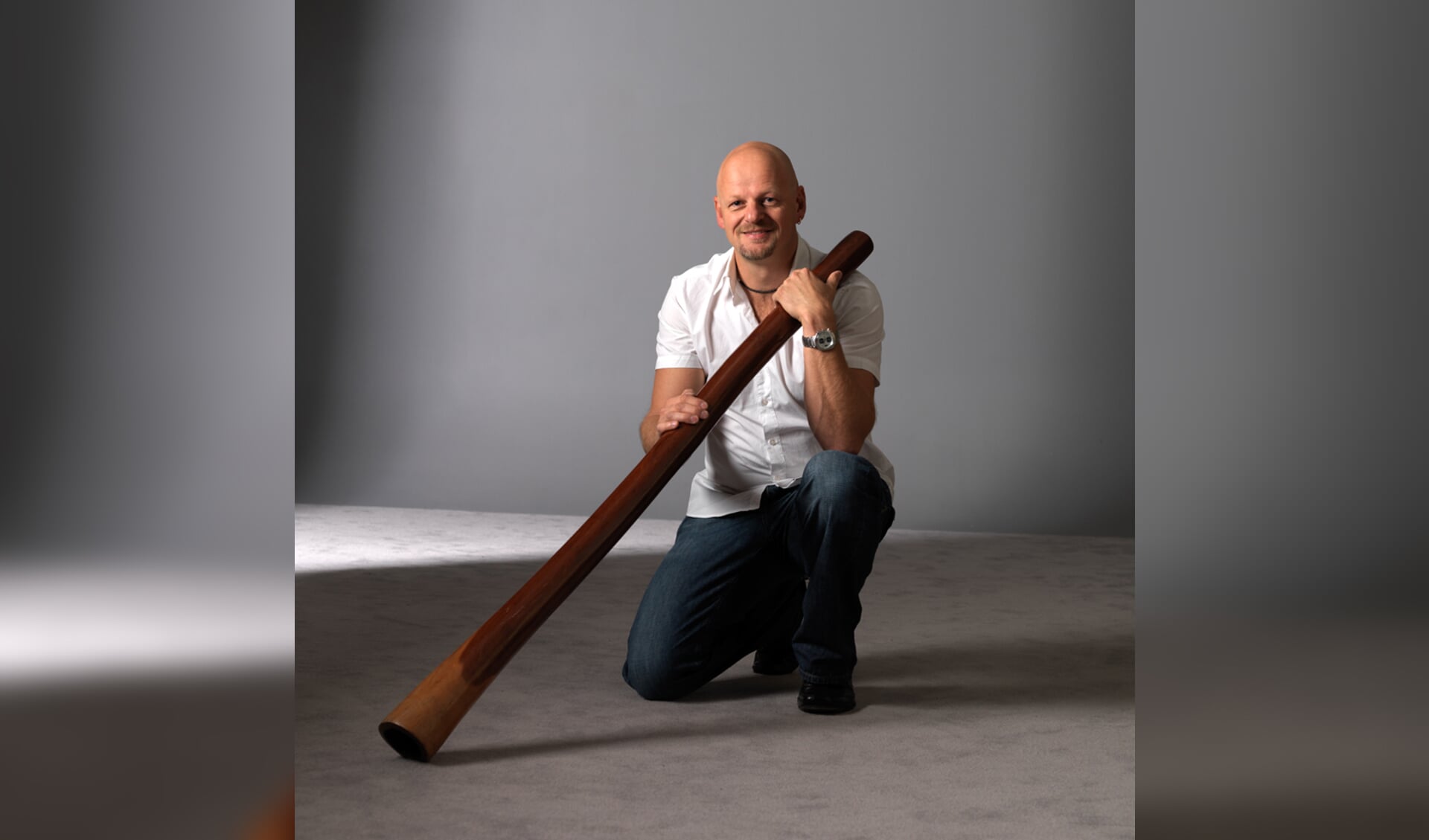 Niels de Lang met een didgeridoo. 