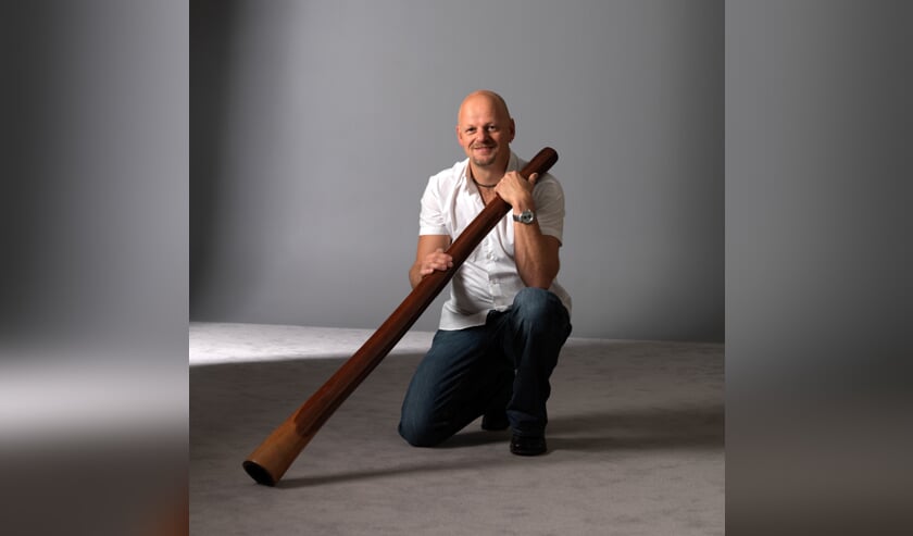 Niels de Lang met een didgeridoo.
