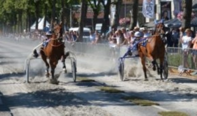 Draven over een laag zand dat is uitgestrooid over de Kruisweg. Dat gebeurt zaterdag in Hoofddorp.