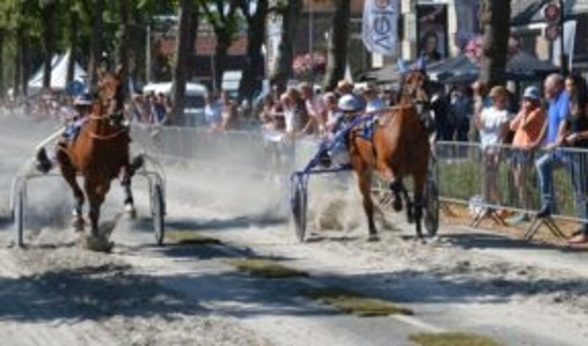 Draven over een laag zand dat is uitgestrooid over de Kruisweg. Dat gebeurt zaterdag in Hoofddorp.