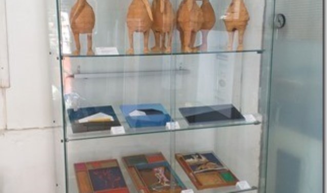 In de hal van de expositieruimte in De Boterhal staat een vitrine waarin werk wordt getoond van leden van Kunstenaarsvereniging Hoorn en omstreken.