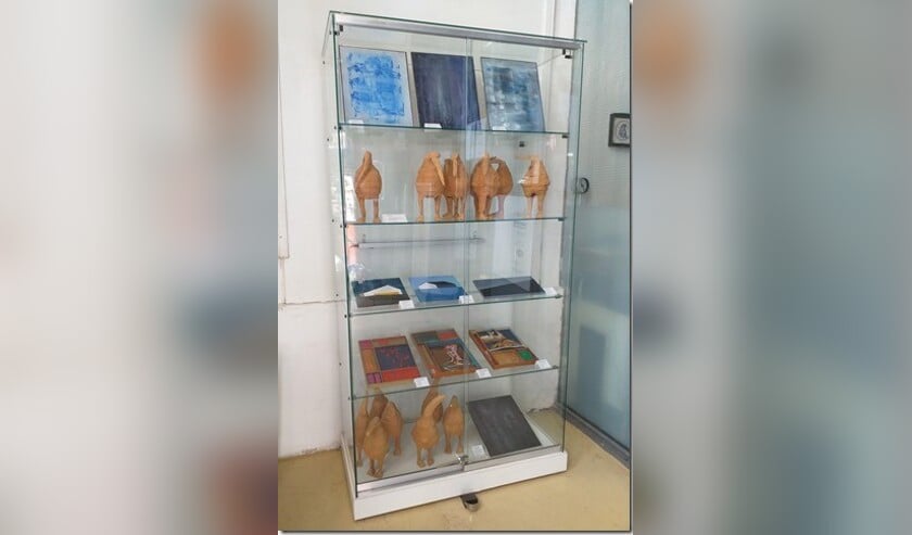 In de hal van de expositieruimte in De Boterhal staat een vitrine waarin werk wordt getoond van leden van Kunstenaarsvereniging Hoorn en omstreken.