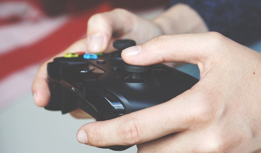 De jeugd kan onder andere spellen spelen op de Playstation4.