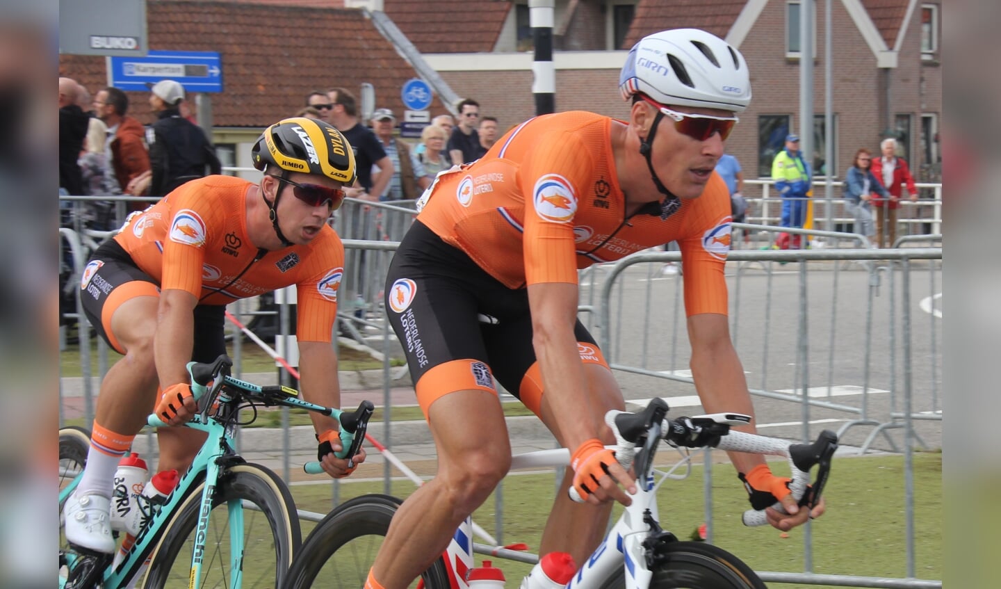 Dylan van Baarle (r) breekt de wind voor zijn team- en naamgenoot bij Oranje, sprinter Dylan Groenewegen.