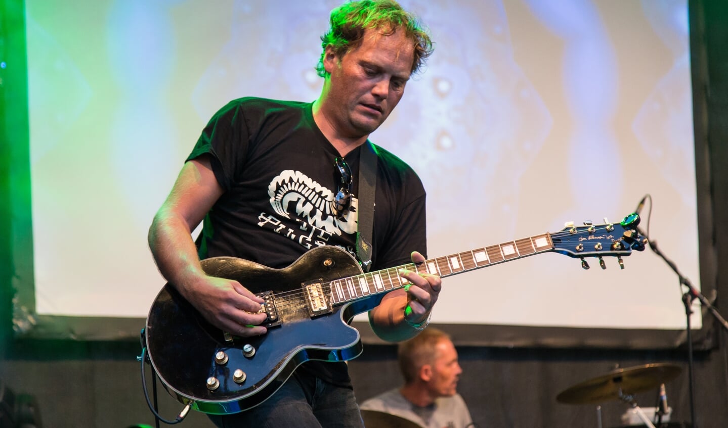 De Zaanse Uitmarkt wordt afgesloten door blues- en rockgitarist Ruben Hoeke en zijn band. 