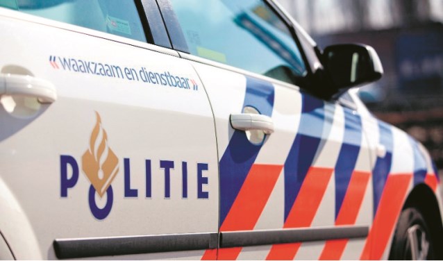 De politie is op zoek naar de overvaller van ongeveer 19 jaar oud.
