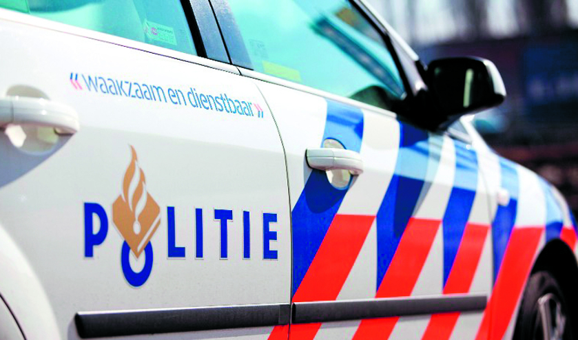 De politie is op zoek naar de overvaller van ongeveer 19 jaar oud.