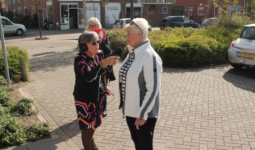 Ouderen filmen en interviewen ouderen. Zoals hier tijdens een jeu de boulesactiviteit in de bloemenbuurt in Purmerend.