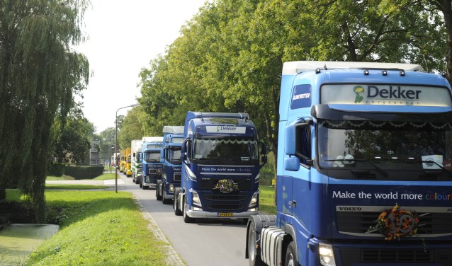 Het is een prachtig gezicht, al die vrachtwagens achter elkaar op een rijtje.