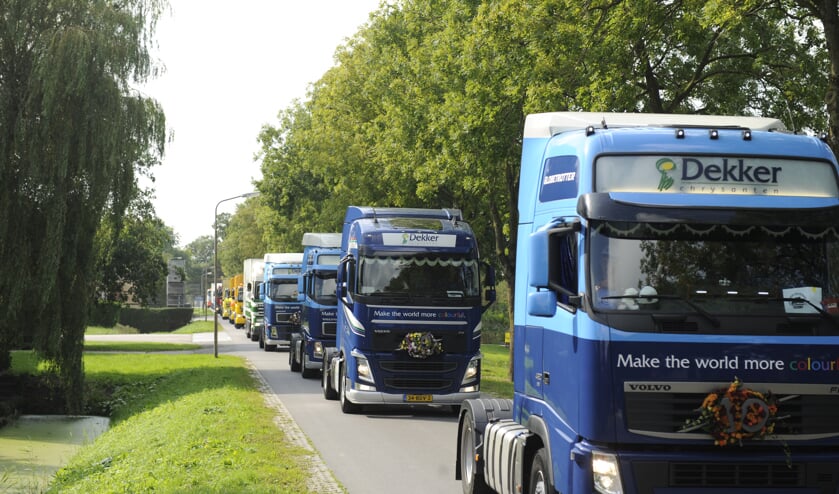 Het is een prachtig gezicht, al die vrachtwagens achter elkaar op een rijtje.