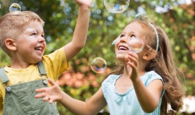 Peuters en kleuters vermaken zich met allerlei spelletjes.