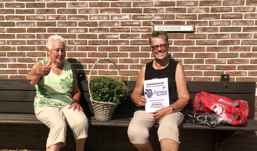 Saskia Tros (rechts) met vriendin Toos Vonk voor de 'klaagmuur'.