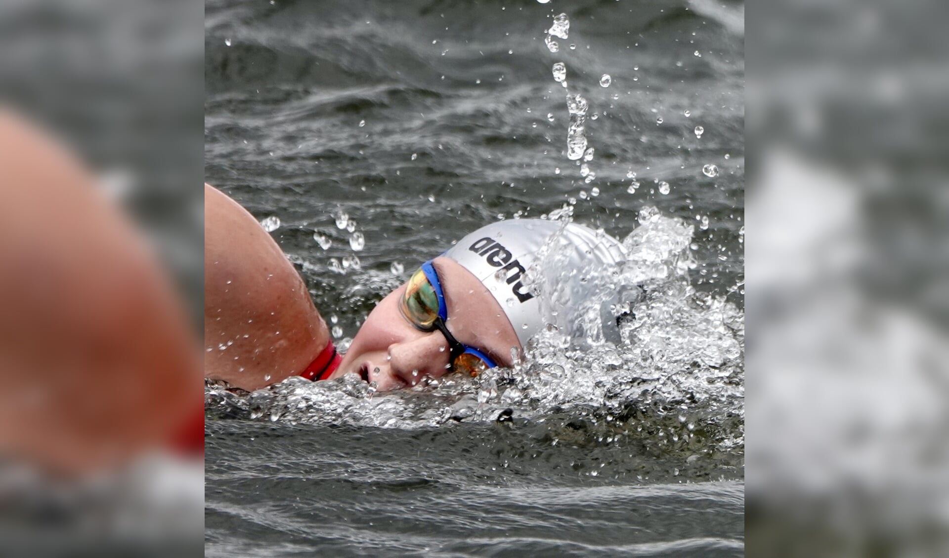 Lisan Steenbakker namens KZC in actie. Zij won zilver op het NK openwaterzwemmen bij de meisjes 12 jaar.