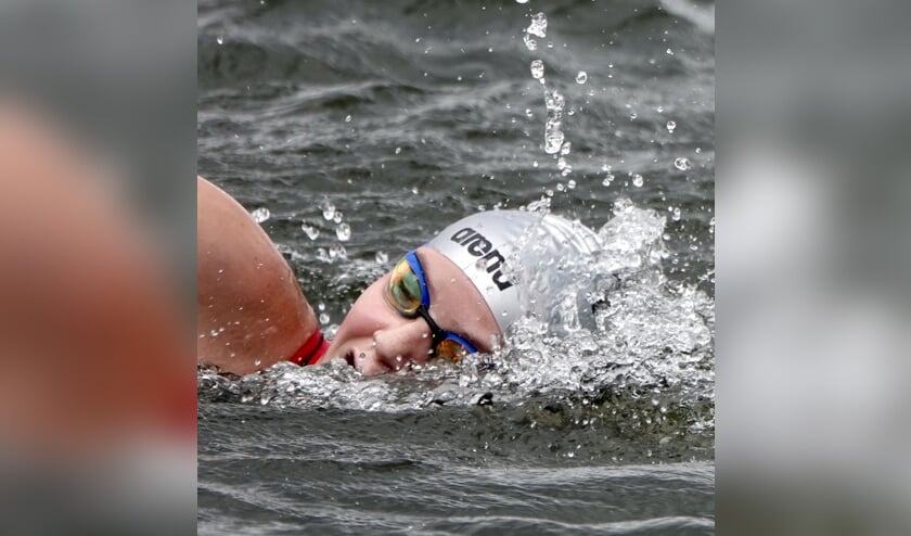 Lisan Steenbakker namens KZC in actie. Zij won zilver op het NK openwaterzwemmen bij de meisjes 12 jaar.