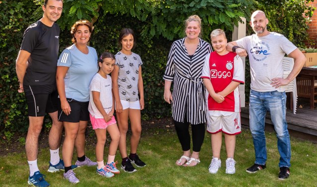 Gezin loopt hard voor gezin. Van links naar rechts Jeroen Arends, Eveline Tijmstra en de kinderen Isabel en Lieke. Daarnaast Michelle, Mads en Oscar en Oscar Timmer.