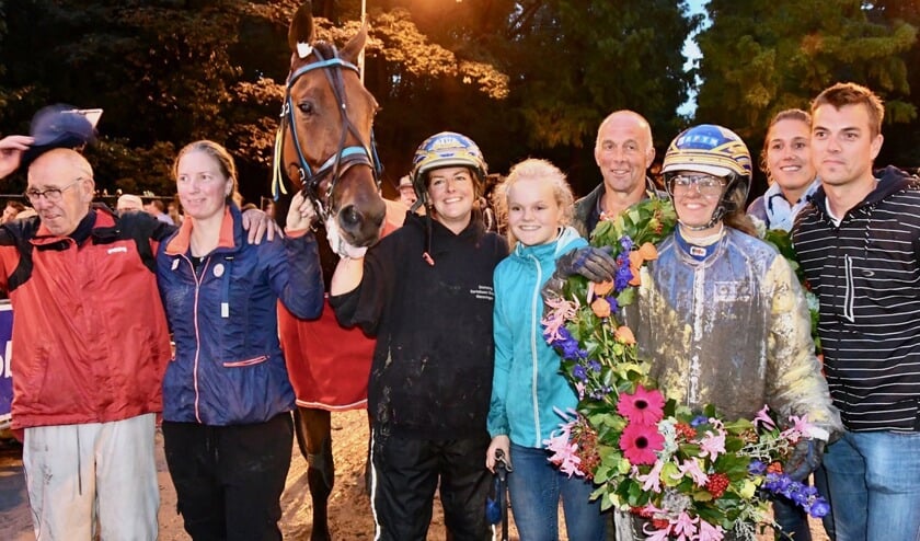 Manon Pools won in 2018 haar thuiswedstrijd met Hero Baldwin en werd in het donker gehuldigd.