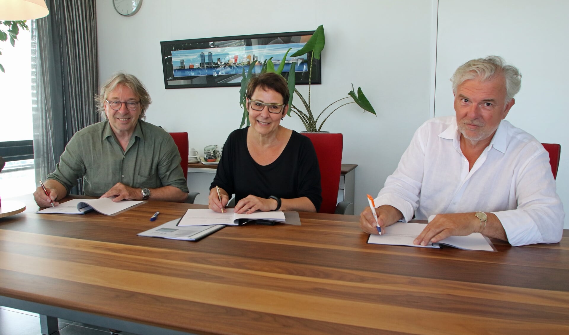 Het huurcontract werd ondertekend door van links naar rechts Dick Hakkenbroek, Anja Grootoonk (voorzitter Horizon College) en Dries Veen.
