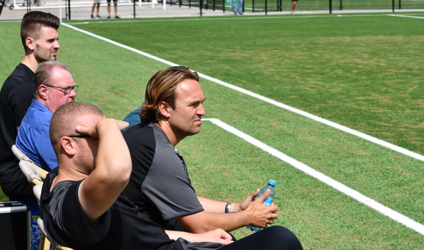 Trainer Arvid Smit en de andere leden van de staf kijken hoe DEM het doet in de bekerontmoeting met Excelsior'31.