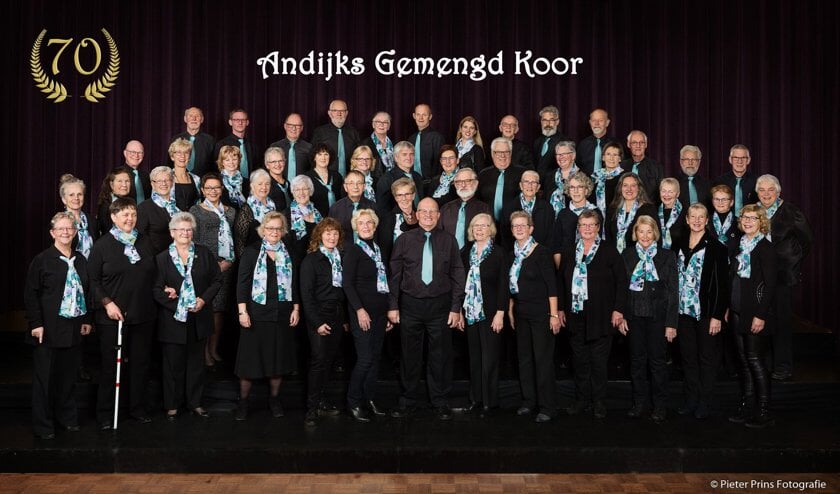 Het koor repeteert in Cultura in Andijk. Kom gerust eens luisteren!