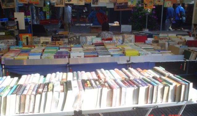 Het Bergense Plein staat zondag 11 augustus helemaal vol met boeken. 