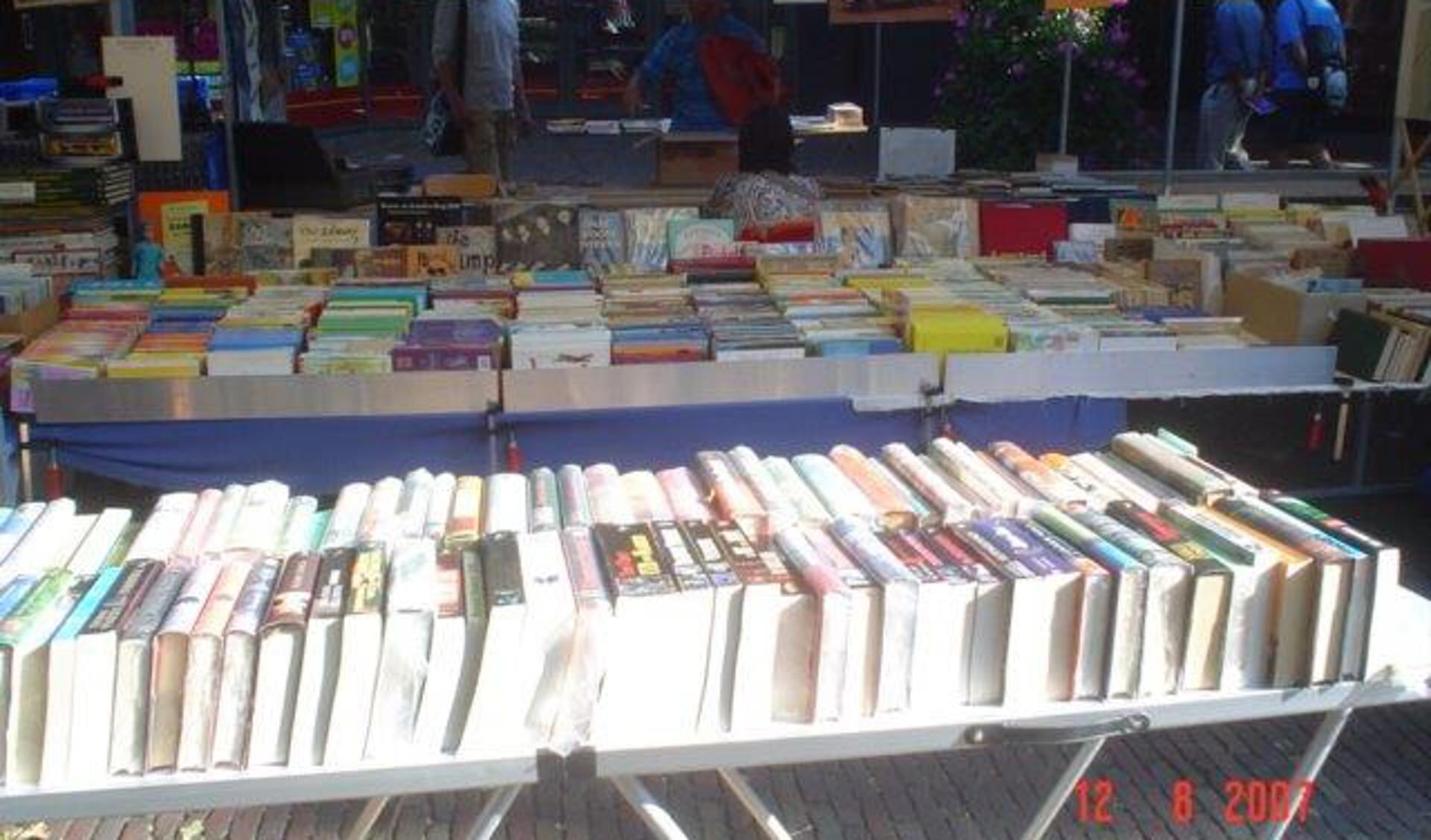 Het Bergense Plein staat zondag 11 augustus helemaal vol met boeken. 