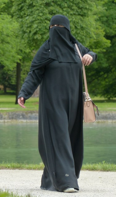 Een vrouw, gehuld in een boerka.