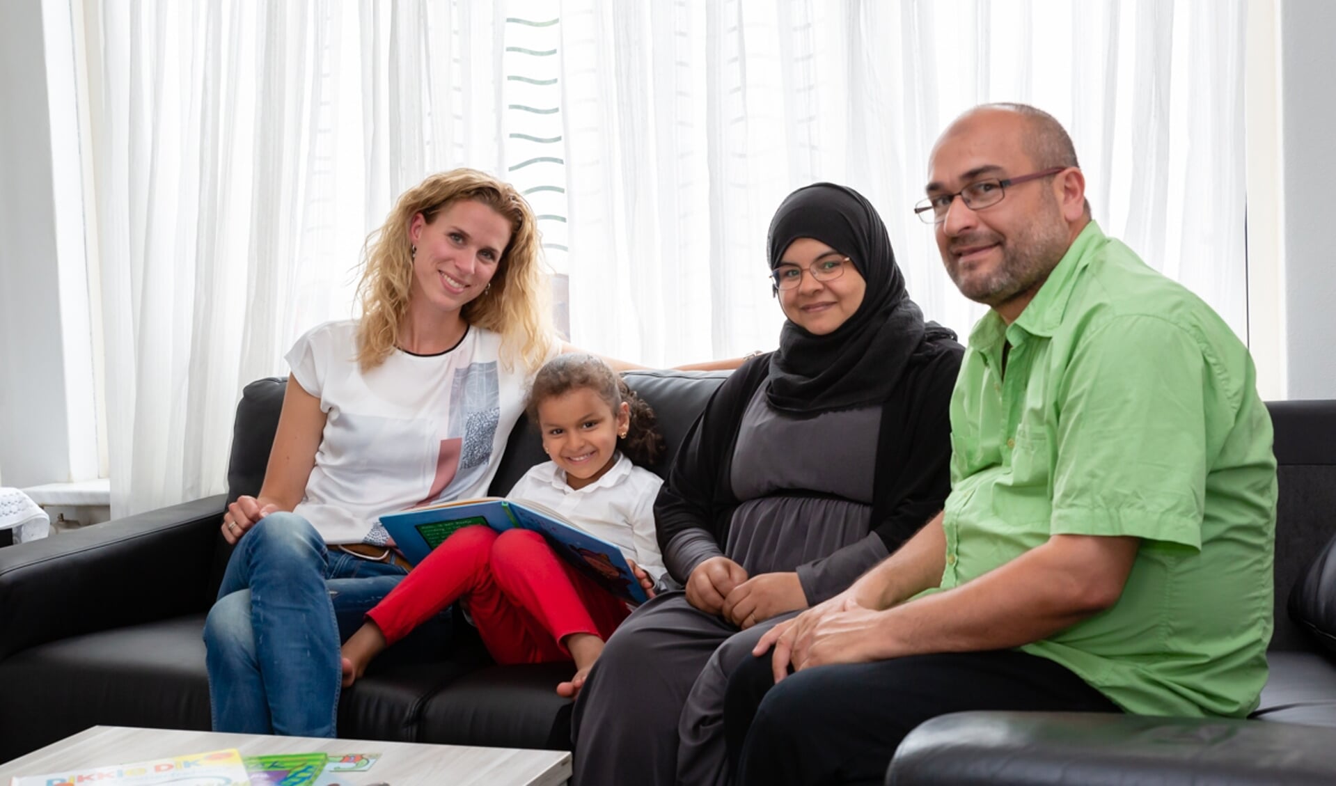 Jenny met het echtpaar Al Rashedi en hun jongste dochter Haidi voor wie het voorleestraject is bedoeld.