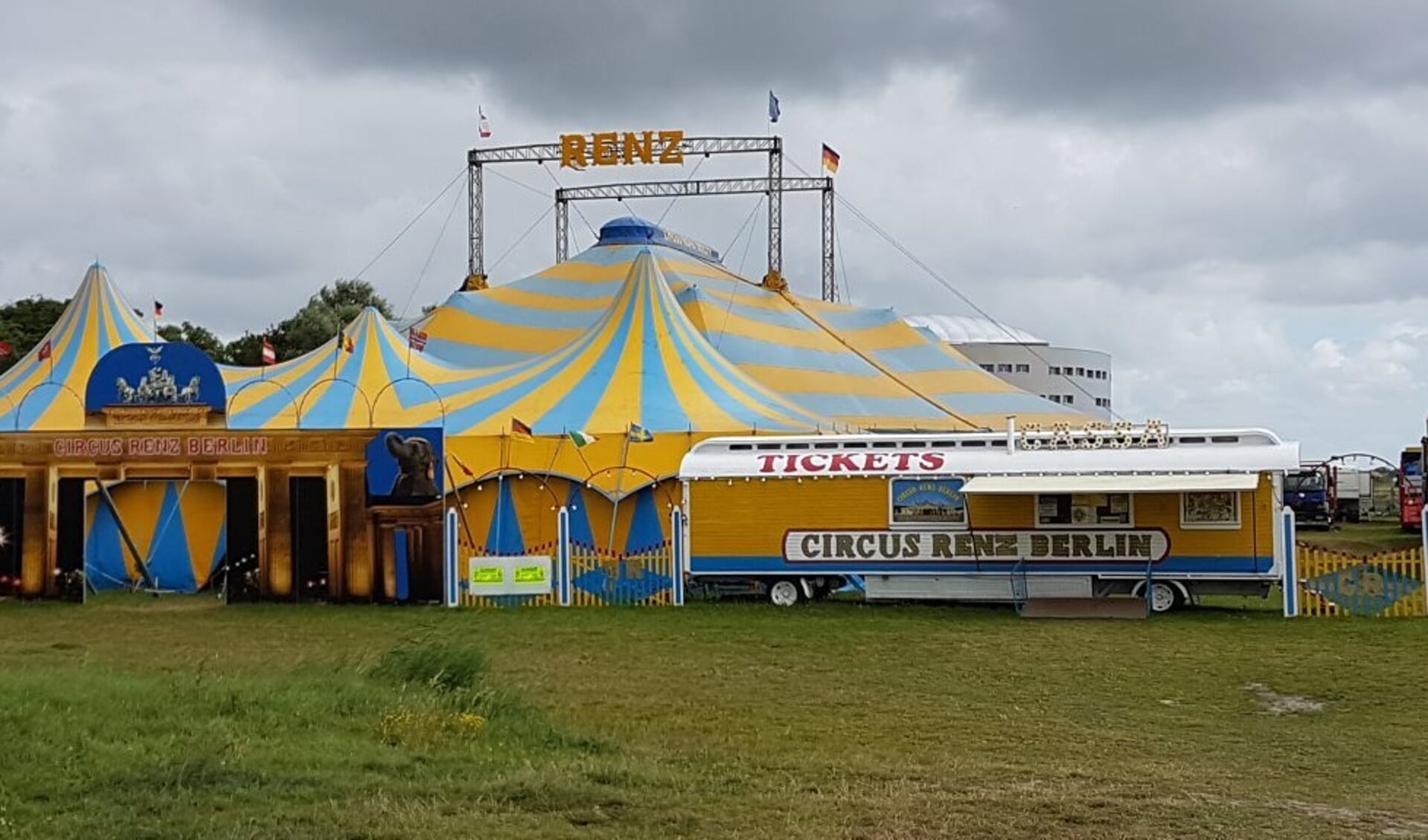 Circus Renz slaat tenten op in Julianadorp.