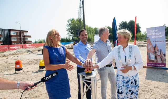 Druk op de knop van Monique Cremers van De Zorgcirkel, Stefan van Schaik, Fred de Boer en burgemeester Lieke Sievers.