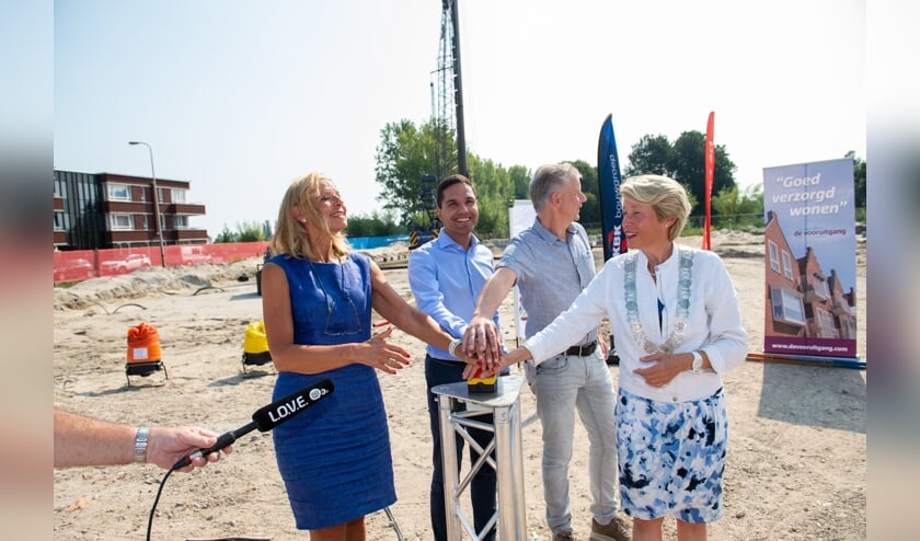Druk op de knop van Monique Cremers van De Zorgcirkel, Stefan van Schaik, Fred de Boer en burgemeester Lieke Sievers.