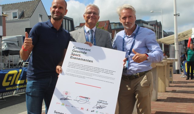 Het officiële moment van de ondertekening, met links JOGG-ambassadeur Erben Wennemars, in het midden wethouder Pieter Dijkman en rechts Vincent Thijssen van Alkmaar Sport.
