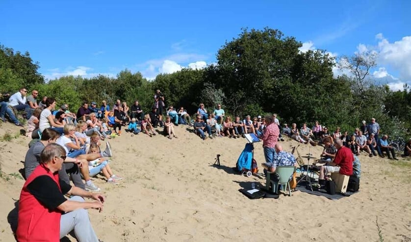 Luisteren naar muziek in de Heemskerkse duinen.