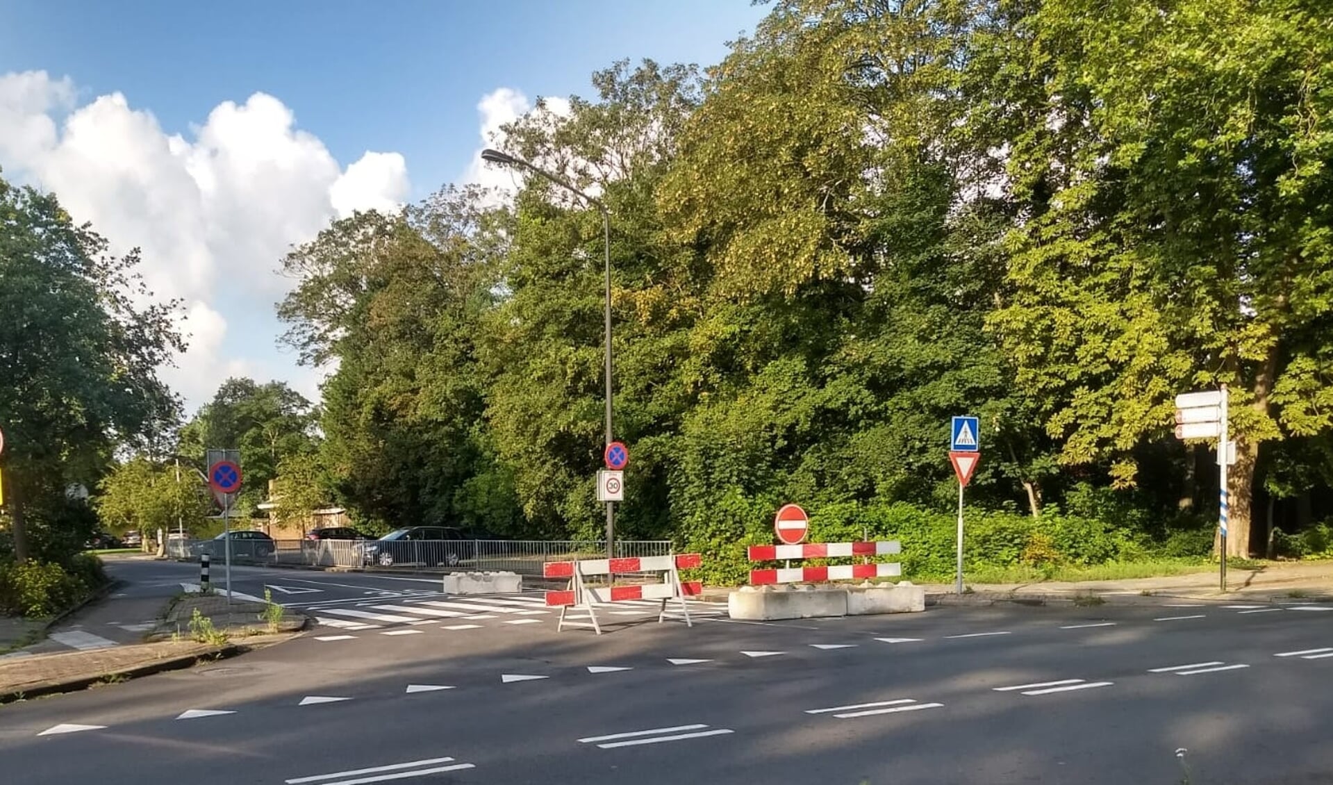 Sinds deze week is het voor auto's en motoren verboden om de Dreef vanaf de Van Veenweg in te slaan.