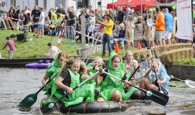 Keihard peddelen in de Grote Sloot