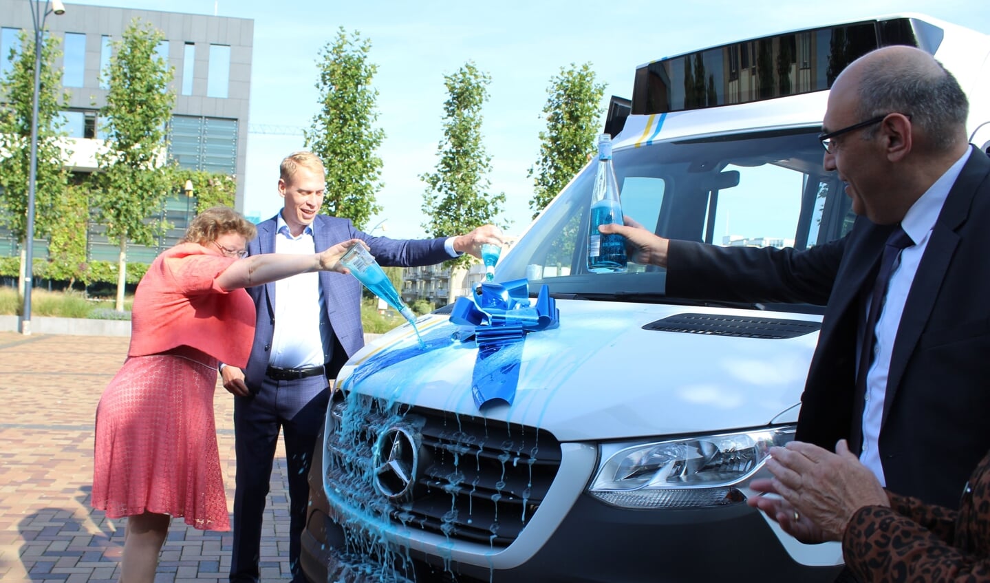 Annette Valent (wethouder Heerhugowaard), Nils Langedijk (wethouder Langedijk) en gedeputeerde Adnan Takin van de Provincie, dopen de nieuwe bus.