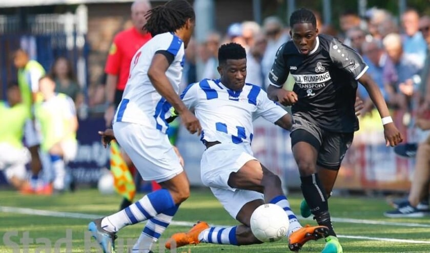 Ritchie Owusu ((geheel rechts) probeert twee Lienden-spelers achter zich te laten.