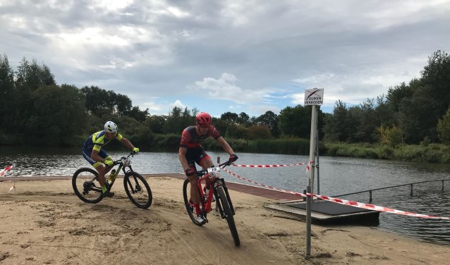 Renners racen door het strand van natuurzwembad 't Petje