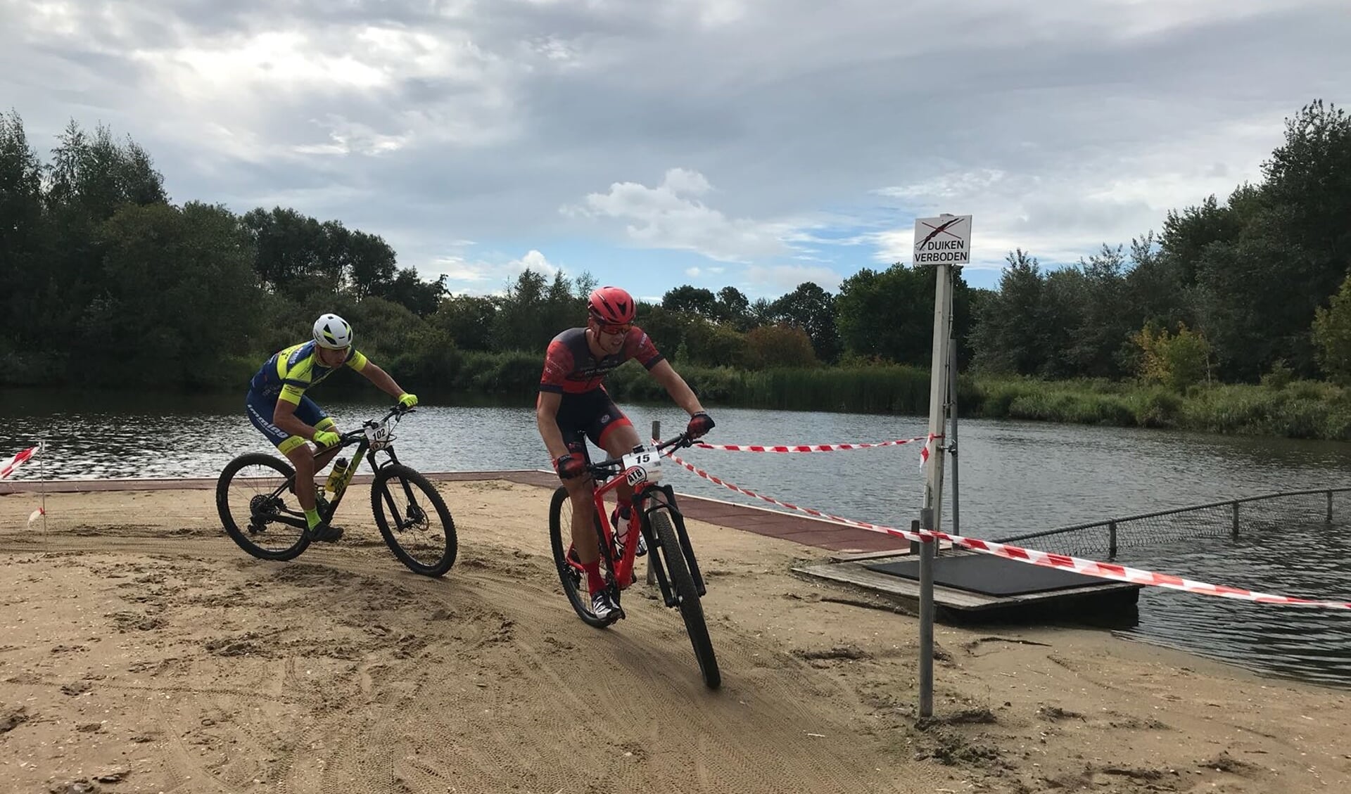 Renners racen door het strand van natuurzwembad 't Petje